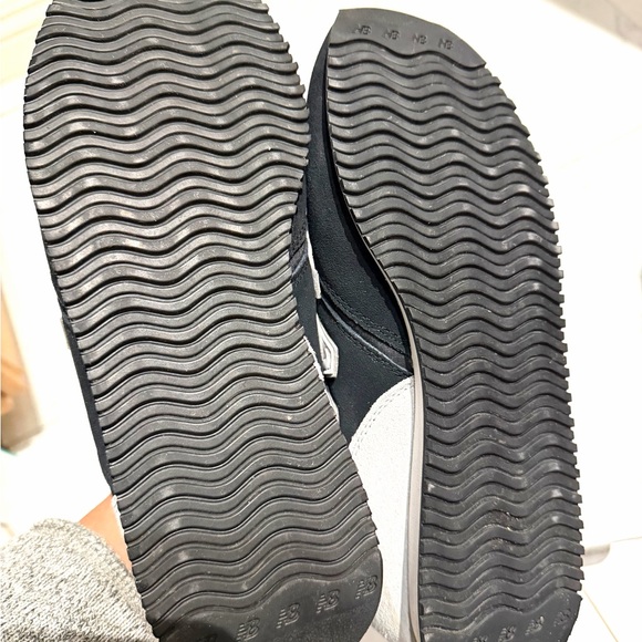 Pre-loved New Balance 420 Black and White Sneakers - Picture 4 of 7